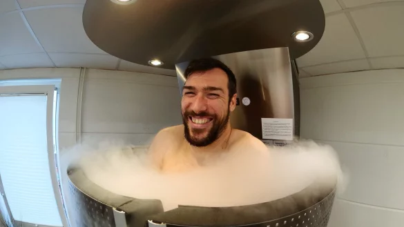 Brrr. Ist das kalt. Doch Gedeon Guardiola ertr&auml;gt die klirrende K&auml;lte mit einem L&auml;cheln. - &copy; J&ouml;rg Hagemann