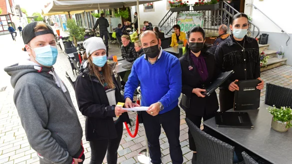 v.l. Alexander Pelz und Isabella Slomksi zeigen Impfpass und Testergebnis vor, Inhaber Petrit Betaj, Elona Betaj, Xhovana Gjoka - &copy; Nicole Ellerbrake