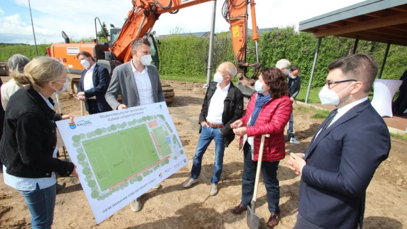 Beim ersten Spatenstich f&uuml;r den Kunstrasenplatz in Langenholzhausen gruppieren sich (von links) Ute Seidemann (Gemeinde Kalletal), Jonas Heidbreder (Planungsb&uuml;ro P&auml;tzold und Snowadsky), Friedhelm B&ouml;ger (Kreissportbund) sowie die Bundestagsabgeordneten Kerstin Vieregge (CDU) und Christian Sauter (FDP) um einen Plan des Areals. - &copy; Jens Rademacher