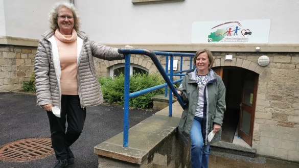 Vor dem Eingang zur Offenen Ganztagsschule in B&ouml;singfeld stehen Grundschulleiterin Silvia Genat (links) und OGS-Leiterin Christiane Wattenberg.&nbsp; - &copy; Sylvia Frevert(LZ)