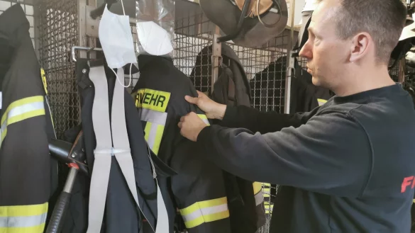 Freut sich auf die Schwarz-Wei&szlig;-Trennung und mehr Platz in den Spinden seiner Aktiven in der Feuerwache im K&auml;lbertal: Barntrups Wehrf&uuml;hrer Stefan Jakob. - &copy; Sylvia Frevert