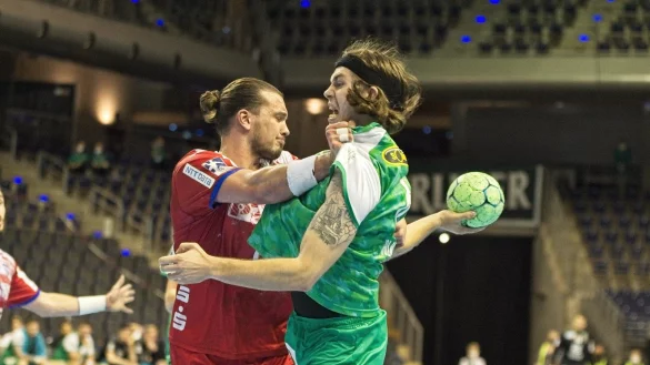 Wie bereits im Hinspiel war der d&auml;nische Weltmeister Jacob Holm (rechts) von Marcel Timm und seinen Lemgoer Abwehrkollegen nur schwer in den Griff zu kriegen. Dem quirligen Fuchs gelangen gestern vier Treffer. Foto: Uwe Koch/Eibner-Pressefoto - &copy; Uwe Koch/Eibner-Pressefoto
