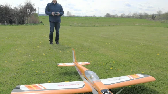 Dirk Vogel, 1. Vorsitzender des Modellflugclub Burgschwalbe, mit einem einfachen Elektromodell auf der Startbahn des Flugplatzes in Schwalenberg. - &copy; Freya K&ouml;hring