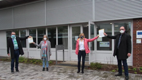 Markus Baier, Susanne Weishaupt, Doris Hagemann und Konstantin Plümer (von links) stehen vor dem Dorfbegegnungszentrum in Hörstmar. Der sich darin befindende Gesundheitskiosk hat nun den Zuwendungsbescheid erhalten. - © Nadine Uphoff