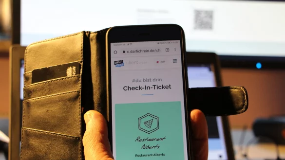 Mit dem Smartphone und dem QR-Code-Scanner kann man k&uuml;nftig an vielen Stellen in Lippe einchecken. - &copy; Astrid Sewing