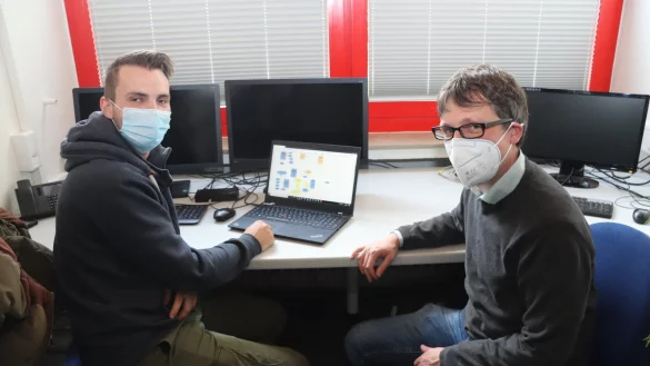 Markus H&uuml;bert (links), neuer IT-Hausmeister, k&uuml;mmert sich derzeit um Laptops f&uuml;r Lehrer und Tablets f&uuml;r Sch&uuml;ler. Neben ihm B&uuml;rgermeister Martin Hoffmann. - &copy; Birgit Guhlke