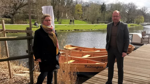 Marianne Klocke-Kramer vom Verein &bdquo;Arbeit-Wohnen-Bildung" und Staatsbad-Interimsgesch&auml;ftsf&uuml;hrer Volker Stammer freuen sich &uuml;ber den Start der Rudersaison.&nbsp; - &copy; Staatsbad Salzuflen