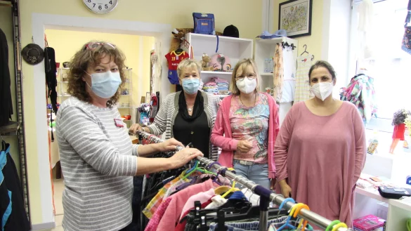 Martina Dirker (von links), Regina Affeldt-Haase, Ulrike Springer und Diana da Silva freuen sich auf viele Eink&auml;ufer. Die Kinderecke erstrahlt in neuem Glanz. - &copy; Kirsten Fuhrmann