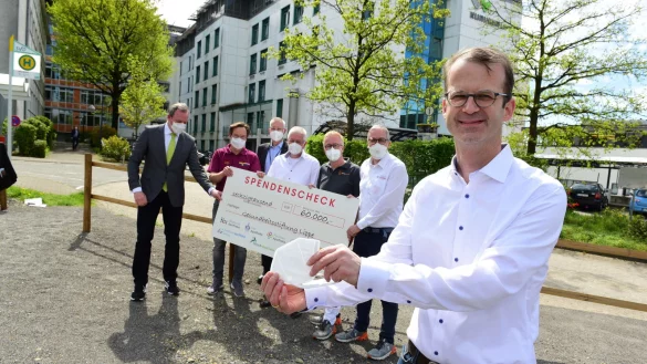 Dr. Johannes Hütte (von links), Apotheker Oliver Müller (Detmold), Christian Ritterbach und die Apotheker Dietmar Meier zu Eißen (Blomberg), Dr. Hans Wiegrebe (Barntrup), Christian Schmidt (Detmold), Dr. Lars Ruwisch (Lage). - © Nicole Ellerbrake