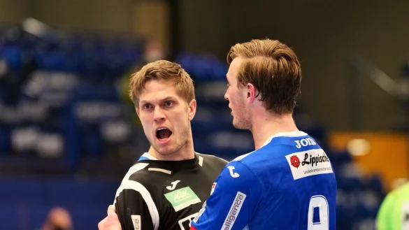 Schwedisches Temperament: W&auml;hrend es in Peter Johannesson brodelt, scheint Jonathan Carlsbogard seinen Torh&uuml;ter beruhigen zu wollen. Foto: J&ouml;rg Hagemann - &copy; J&ouml;rg Hagemann