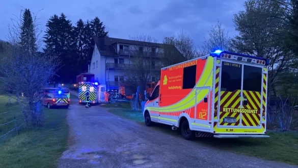 Feuerwehr und Rettungsdienst sind im Einsatz, nachdem sich Gase in einem Haus verbreitet haben. - &copy; Feuerwehr D&ouml;rentrup