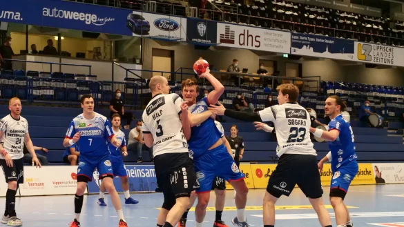 Warum gab es da keinen Siebenmeter? Obwohl Flensburgs Simon Hald glasklar im Kreis steht, zeigten die Unparteiischen nicht auf den Punkt. Stattdessen kassierte Jonathan Carlsbogard wegen Reklamierens eine Zeitstrafe. - &copy; J&ouml;rg Hagemann