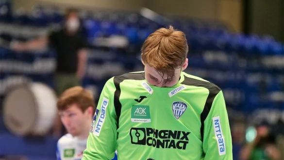 Mit h&auml;ngenden K&ouml;pfen verlassen Lukas Zerbe (links) und der gut haltende Finn Zecher nach der 22:33-Heimniederlage gegen die SG Flensburg-Handewitt das Parkett. - &copy; J&ouml;rg Hagemann