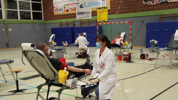 Spenden mit Abstand: Schon im Oktober 2020 wurde bei der Blutspende des DRK Bad Meinberg viel Wert auf Hygieneschutz gelegt. Viele Termine finden inzwischen in Turnhallen oder gro&szlig;en Geb&auml;uden mit viel Platz statt. - &copy; Silke Buhrmester
