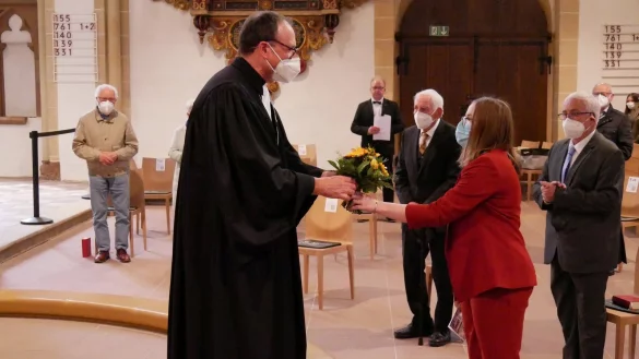 Superintendent Dr. Andreas Lange &uuml;berreicht Annalena Korf nach der Segnung einen Blumenstrau&szlig;. - &copy; Thomas Kr&uuml;gler