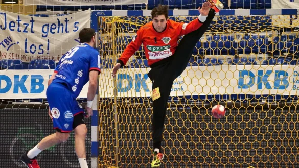 Gedeon Guardiola tunnelt Hannovers Torh&uuml;ter Domenico Ebner, der sich sp&auml;ter aber als Spielverderber entpuppte. Foto: J&ouml;rg Hagemann - &copy; J&ouml;rg Hagemann