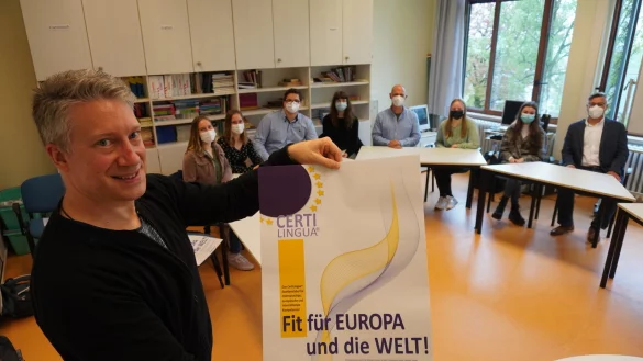 Certilingua-Koordinator Heiko Witkop (von links), Johanna Symann (16), Luisa Symann (16), Max Schorowsky (15), Celeste Holsteg (16), Guido Becker (&Ouml;ffentlichkeitsarbeit), Elaine Durgeloh (17), Lucy Sch&auml;fer (16) und Schulleiter Michael Hanke tauschen sich &uuml;ber die aktuellen Projekte aus. - &copy; Michaela Wei&szlig;e