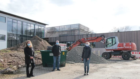 Bauamtleiterin Ewa Hermann (links) mit Architekt Andreas Deppe und Bauamtsmitarbeiterin Ute Seidemann vor dem Schulneubau. - &copy; Carolin Brokmann-F&ouml;rster