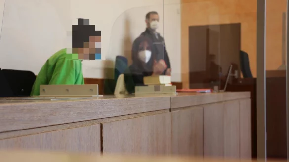 Verteidigerin Fraziska Jan&szlig;en mit dem Angeklagten. - &copy; Janet K&ouml;nig