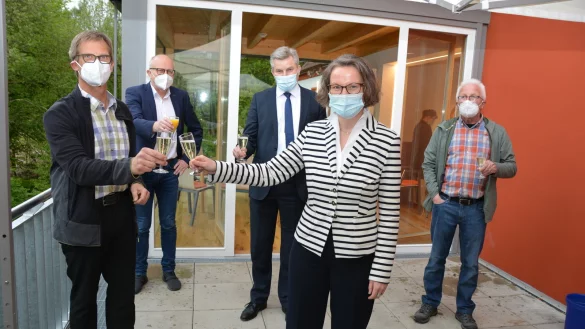 Der Vorsitzende der Naturfreunde Bielefeld, Gerd Weichynik, st&ouml;&szlig;t mit Bauministerin Ina Scharrenbach an. Dahinter der Vorsitzende des Landes-Sportausschusses, Bernhard Hoppe-Biermeyer, B&uuml;rgermeister Dirk Becker und Hausreferent Michael Schr&ouml;der (hinten von links).&nbsp; - &copy; Karin Prignitz