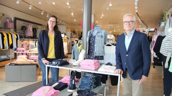 Das Modegesch&auml;ft Schlichting in Lage setzt derzeit auch auf Internetauftritte sowie Click & Collect. Doch das ist nur ein Tropfen auf den hei&szlig;en Stein, wissen Simone und Thomas Voss, die das Gesch&auml;ft f&uuml;hren. - &copy; Kirsten Fuhrmann