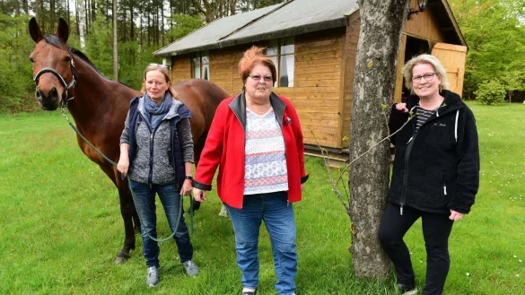 Vorsitzende Anette Strohdiek (von links), Gesch&auml;ftsf&uuml;hrerin Ilona Holtmann und Pressewartin Iris Diekmann mit Sennepferd &bdquo;Quintero&ldquo;, der &auml;ltesten deutschen Rasse mit Ursprung in Augustdorf. - &copy; Nicole Ellerbrake