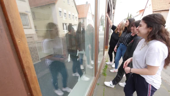 Bianca Kompalla, Soad Bransi, Marlene Dietrich und Dilara Elmas schauen sich das leer stehende Fachwerkhaus Nordstra&szlig;e 29 an. Dort w&uuml;rden sie gerne einen "Youth Point" einrichten. - &copy; Jost Wolf