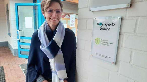 Dagmar Schultz, Schulleiterin der Grundschule Rischenau, freut sich &uuml;ber die Zertifizierung zur Naturpark-Schule. Das Zertifikat ist f&uuml;nf Jahre g&uuml;ltig. - &copy; Michaela Wei&szlig;e