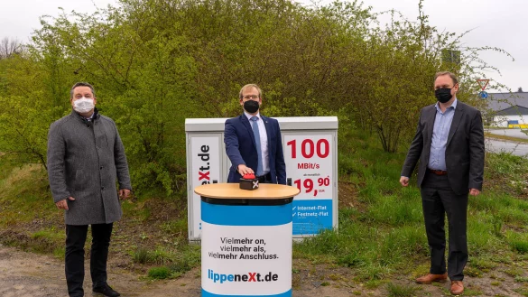 Die symbolische Inbetriebnahme nach Breitbandbau im Bereich Barntrup durch (v.l.) Landrat Dr. Axel Lehmann, Borris Ortmeier (B&uuml;rgermeister Stadt Barntrup) und Kai-Timo Wilke (Gesch&auml;ftsf&uuml;hrer sewikom). - &copy; Kreis Lippe