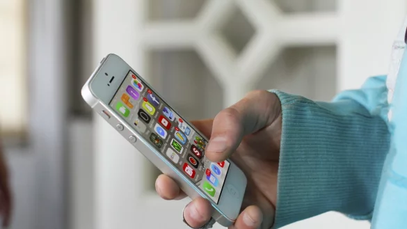 Auch wenn es in der Statusleiste beim Empfang schon 4G anzeigt, kann das iPhone 4S noch keine LTE, sondern funkt noch im UMTS-Standard HSPA+. Wer noch eins verwendet, sollte langsam &uuml;ber einen Nachfolger nachdenken. Richtig nutzbar wurde das neuere LTE-Netz erst mit dem iPhone 5S. - &copy; MariusMB/Pixabay