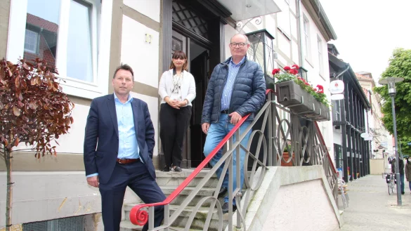 B&uuml;rgermeister Frank Hilker (links) mit Restaurant-Inhaberin Afsaneh Kazemi und Hausbesitzer Klaus Knapmann in der Sch&uuml;lerstra&szlig;e, wo das Safran House ab Juni neu er&ouml;ffnet. - &copy; Cordula Gr&ouml;ne