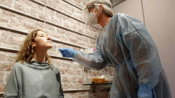 Beim Modehaus Sinn k&ouml;nnen Kunden den Coronatest direkt vor Ort machen. Daf&uuml;r wurde eigens am Hintereingang eine Teststation eingerichtet. F&uuml;r das Foto testet Sinn-Mitarbeiterin Regina Dietrich (rechts) ihre Kollegin Anna-Lena Dyck. Sollte der Inzidenzwert unter 50 bleiben ist ein solcher Test nicht mehr notwendig. - &copy; Lorraine Brinkmann