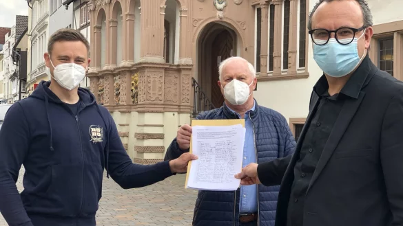 Thomas M&ouml;llerfriedrich (links) hat Unterschriften f&uuml;r L&auml;rmschutz an der Ostwestfalenstra&szlig;e auf H&ouml;he Vo&szlig;heide gesammelt - Ortsausschussvorsitzender Rainer Kr&uuml;ger unterst&uuml;tzt die Aktion. B&uuml;rgermeister Markus Baier wird die Unterschriften zum Stra&szlig;enbaulasttr&auml;ger Stra&szlig;en NRW weiterleiten. - &copy; Till Brand