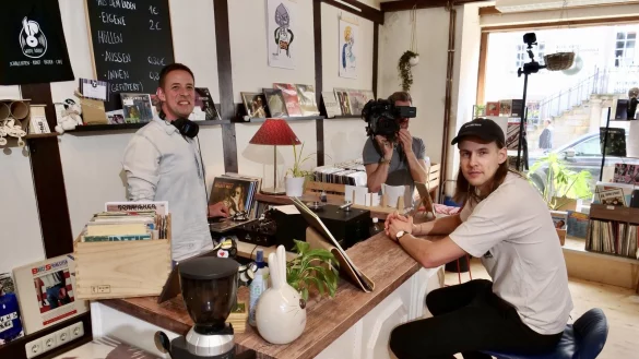 Im &bdquo;White Rabbit&ldquo; in der Breiten Stra&szlig;e interviewte Sky-Moderator Jens Westen TBV-Torj&auml;ger Bjarki Mar Elisson. Foto: J&ouml;rg Hagemann - &copy; J&ouml;rg Hagemann