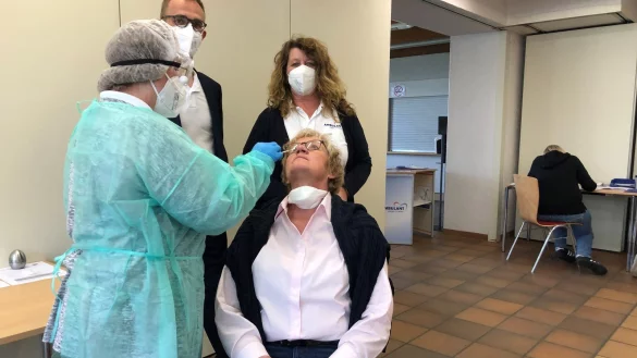 Heike G&ouml;rder l&auml;sst sich von Altenpflegerin Rosita Sommer im Dorfgemeinschaftshaus in Knetterheide testen. Dahinter stehen die Gesch&auml;ftsf&uuml;hrer vom Pflegedienst AP&H, Patric Westermann und Marion Pott. - &copy; Sven Kienscherf