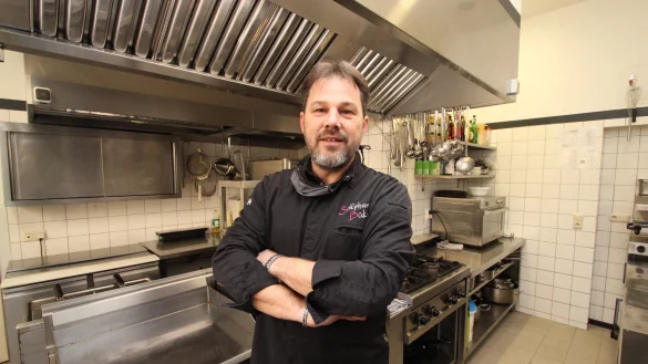Stephan B&uuml;ker vom Landhaus Begatal sucht h&auml;nderingend Personal. - &copy; Jens Rademacher