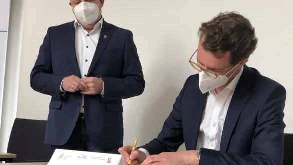 F&uuml;r seinen Eintrag ins Goldenen Buch nimmt sich der nordrhein-westf&auml;lische Verkehrsminister Hendrik W&uuml;st Zeit. Er w&uuml;nsche der Gemeinde Kalletal auf &bdquo;ihrem (Fu&szlig;-)weg Richtung Zukunft alles Gute". B&uuml;rgermeister Mario Hecker nimmts zufrieden zur Kenntnis.&nbsp; - &copy; Till Brand