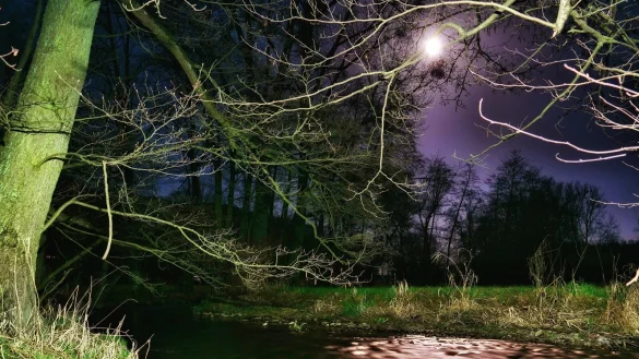 Extertal bei Nacht: 160 Fotos wie hier die Exter bei Nalhof im Mondschein hat der Silixer Hobbyfotograf Maik Sch&ouml;neb&auml;umer zu einem Video verarbeitet. - &copy; Maik Sch&ouml;neb&auml;umer