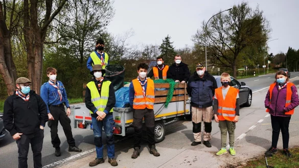 Die Pfadfinder-Gruppe &bdquo;Horte Kussel-Kosaken" kommt nach der Sammelaktion zusammen. Sie z&auml;hlten zu den flei&szlig;igen Sammlerinnen und Sammlern.
Foto: Heimat- und Verkehrsverein Pivitsheide V.L. - &copy; Heimat- und Verkehrsverein