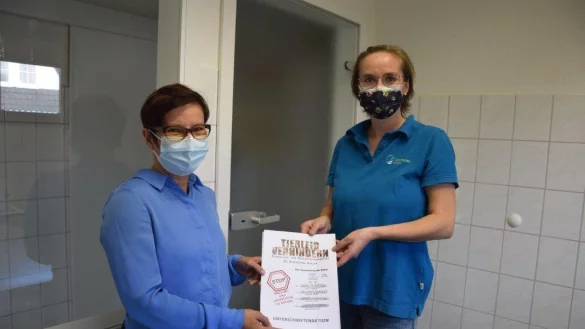 Dorothee Brandt (l.) traf sich auch mit Tier&auml;rztin Linda Oelschl&auml;ger. - &copy; SPD Rahden