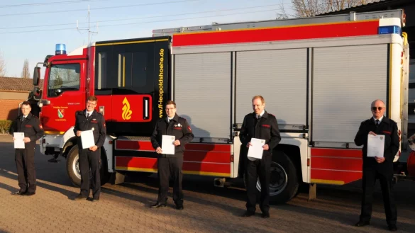 Gl&uuml;ckw&uuml;nsche und Urkunden gab es f&uuml;r Eric Diekmeier (v. l.), Max Schewe, Marvin M&auml;scher und Bastian Nordmeyer, die nun allesamt Brandmeister sind, und f&uuml;r den neuen Brandoberinspektor Lars Koppmann. - &copy; Freiwillige Feuerwehr Leopoldsh&ouml;he