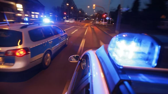 Streifenwagen eilten hinter dem Kleinwagen her, der von der Autobahn nach Bielefeld raste und wieder hinaus. - © Jens Reichenbach
