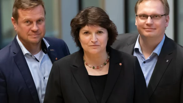 Die lippischen SPD-Landtagsabgeordneten Alexander Baer, Ellen Stock und Dennis Maelzer (von links) fordern von der Landesregierung, die Förderung der Kommunen nicht zu reduzieren. - © Patrick Bockwinkel