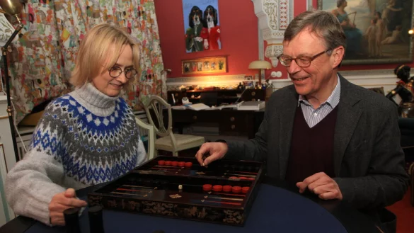 Maria Prinzessin zur Lippe und Stephan Prinz zur Lippe bei einer Partie Backgammon. - &copy; Martin Hostert