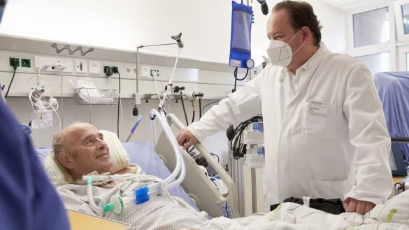 Endlich wieder selbstständig atmen :Das ist das Ziel der Patienten auf der Weaning-Station in Lemgo. Chefarzt Dr. Maik Brandes und seinem Team liegt viel daran, Selbstbestimmtheit so schnell wie möglich wieder herzustellen. Ein Zugang durch die Luftröhre erleichtert das. Foto: Klinikum Lippe - © Archivfoto: Klinikum Lippe