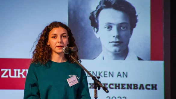 Sch&uuml;lerin Yanitsa Vitanova spricht &uuml;ber den Namensgeber ihrer Schule. Felix Fechenbach sei ein mutiger Mann gewesen - und bis heute ein Vorbild f&uuml;r viele junge Menschen. - &copy; Raphael Bartling