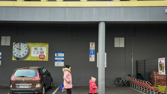Die im vergangenen Sommer eingef&uuml;hrten Elternparkpl&auml;tze am Rewe-Markt sollen den Hol- und Bringverkehr so gut es geht aus der Siegfriedstra&szlig;e fernhalten. - &copy; Raphael Bartling