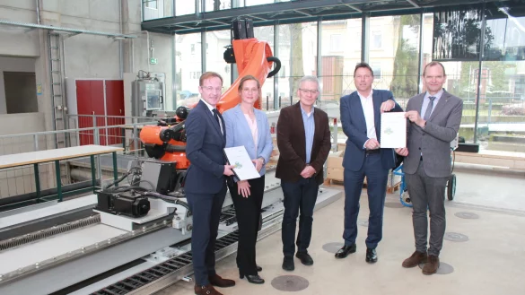 Der Staatssekret&auml;r im NRW-Bauministerium Daniel Sieveke, die Vizepr&auml;sidentin f&uuml;r Lehre und Nachhaltigkeit Professorin Dr.-Ing. Yvonne-Christin Knepper-Bartel, Professor Dr. Christoph Nolte, Dekan des Fachbereichs Bauingenieurwesen und Spititus rector des ZNDB.OWL, Detmolds B&uuml;rgermeister Frank Hilker und TH OWL-Pr&auml;sident Professor Dr. J&uuml;rgen Krahl (von links) freuen sich &uuml;ber die Potenzialanalyse. - &copy; TH OWL