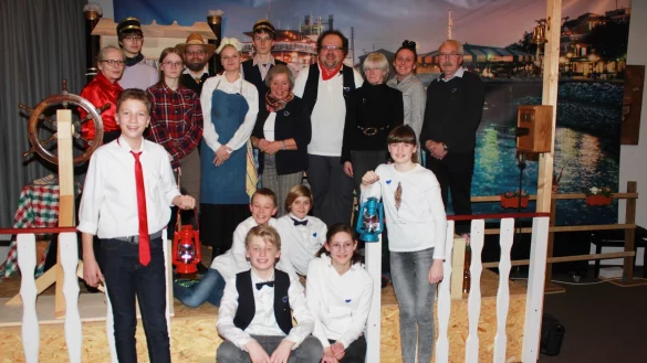 Lang anhaltender Applaus f&uuml;r alle K&uuml;nstler und die Mitwirkenden hinter der B&uuml;hne. Zum Team geh&ouml;ren unter vielen anderen der k&uuml;nstlerische Leiter Tobias B&ouml;hnke (Mitte, mit rotem Halstuch) sowie der K&uuml;ster der Kirche Stapelage, Eckhard B&uuml;ker (stehend, rechts). - &copy; Udo Zantow