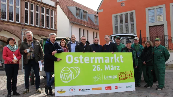 Sponsoren, Teilnehmer und Lemgo Marketing freuen sich auf den kommenden Ostermarkt: (v.l.n.r) Renate Dalbke (Vorstandsmitglied Lemgo Marketing), Friedhelm Begemann (Gutshof Brennerei Begatal), Wolfgang J&auml;ger (Gesch&auml;ftsf&uuml;hrer Lemgo Marketing), Maren Staczan (Stadtwerke Lemgo), Heiko Marx (Veranstaltungsleiter Lemgo Marketing), Bj&ouml;rn Spisla (Staatlich Bad Meinberger Mineralbrunnen), Marcus Duda (Lippische Landesbrandversicherung), Christoph Vieregge (Sparkasse Lemgo) sowie "Die Lipper" Friedrich Fasse, G&uuml;nther Freitag, Andreas Grabe, Anja Manns und G&uuml;nther P&ouml;rtner. - &copy; Nico D&uuml;llmann